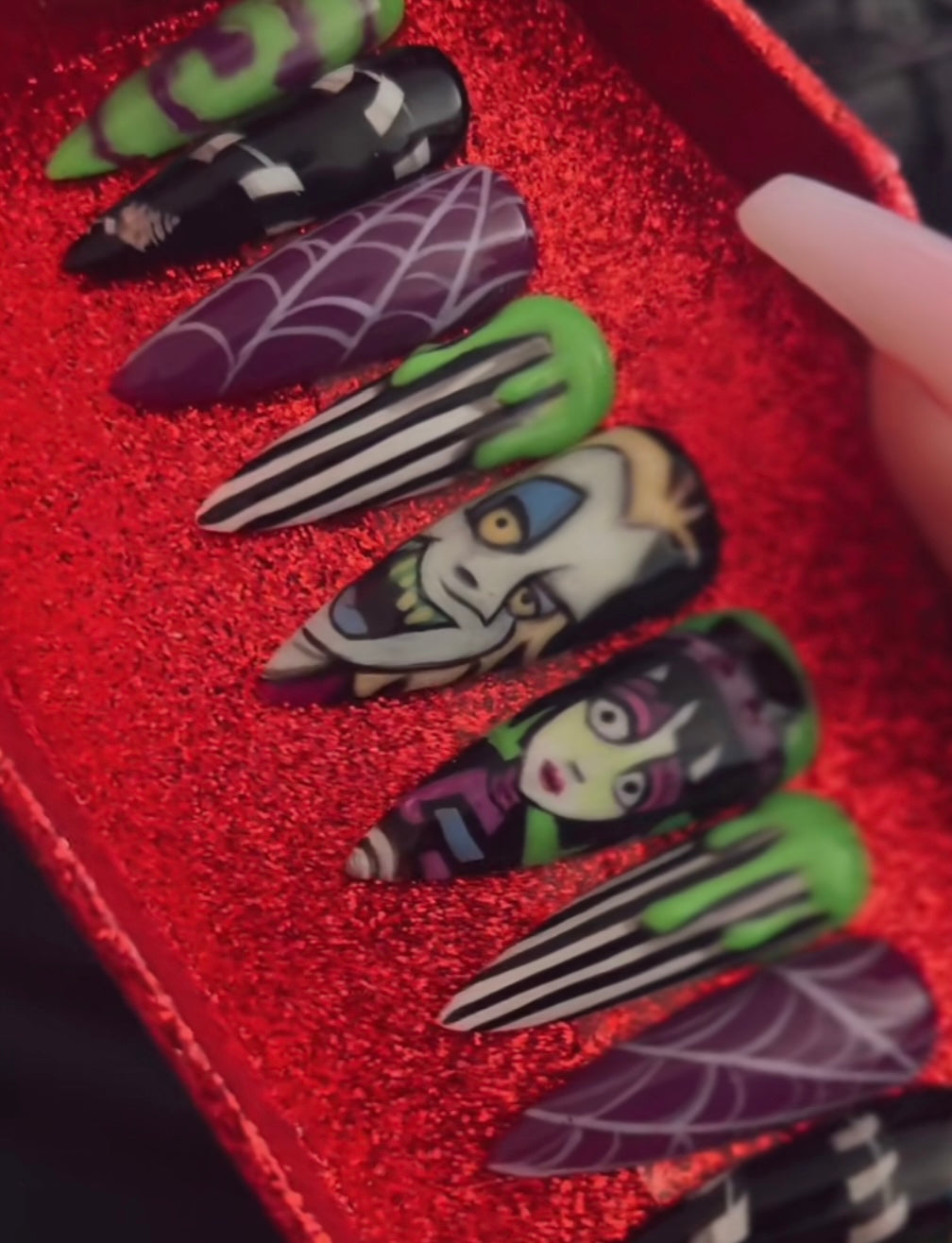 Illustrative nail set