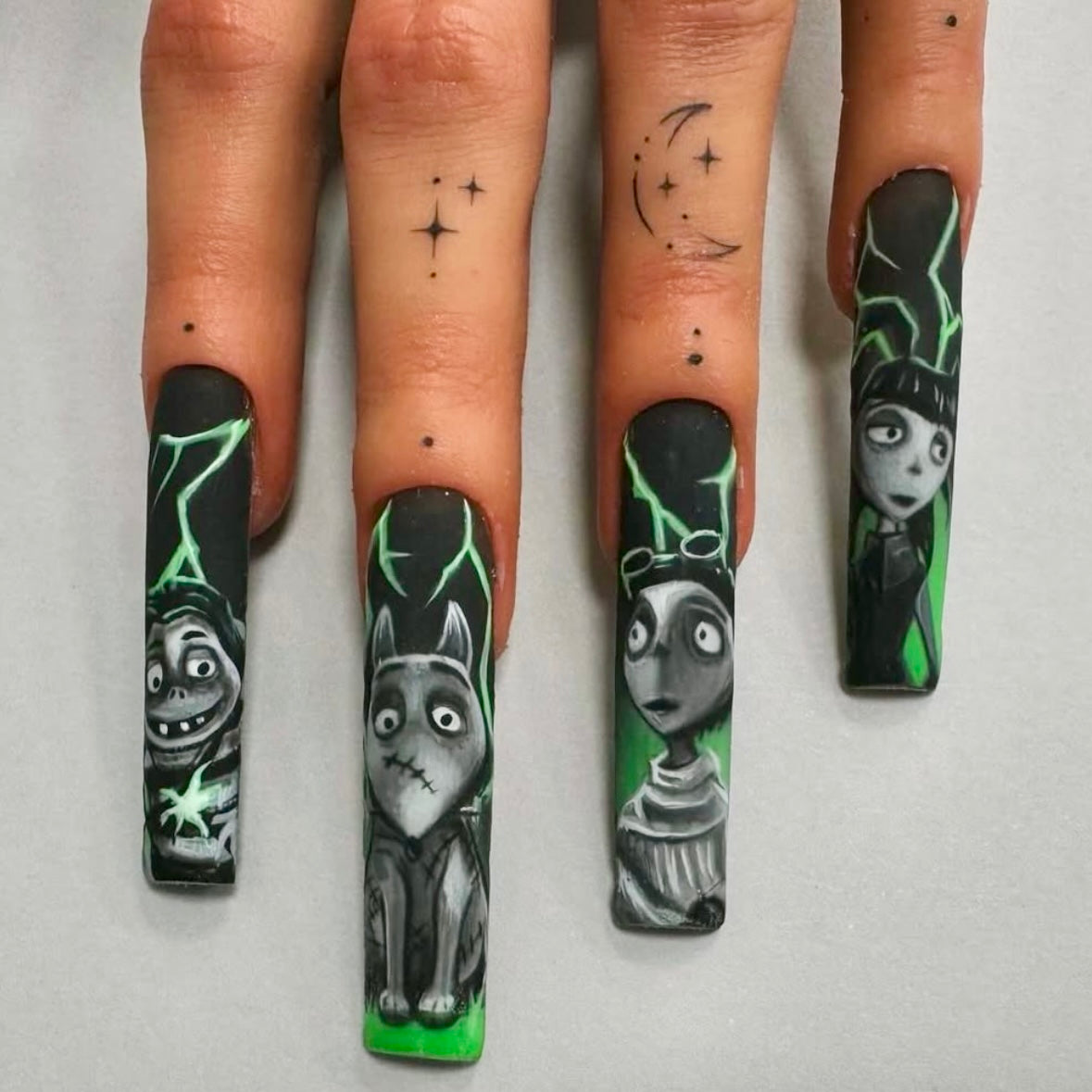 Illustrative nail set